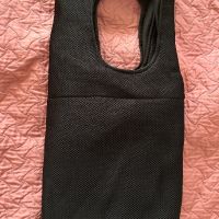 Голяма нестандартна черна чанта/раница неопрен ръчна изработка, снимка 3 - Чанти - 45810700