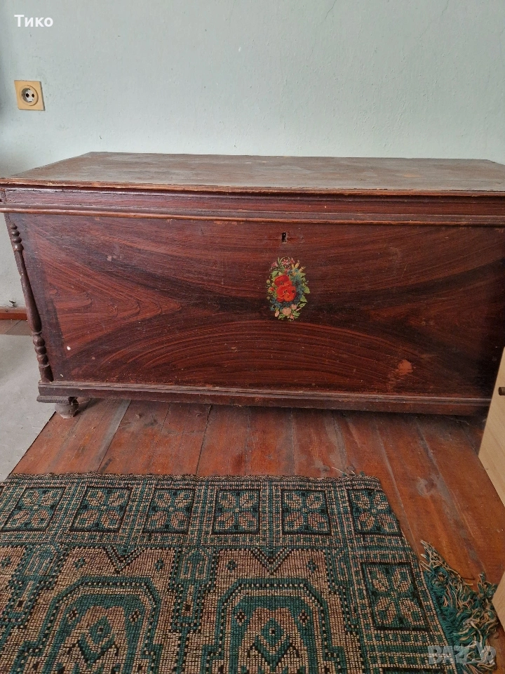 Старинен дървен скрин и черги , снимка 1