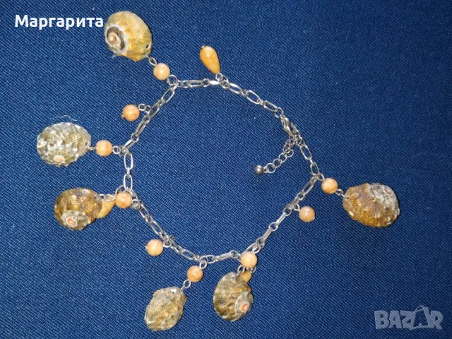 различни гривни и брошки