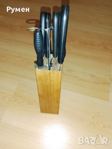 Комплект с ножове и ножица само на сатъра дръжката е отчупена има и ножица, снимка 2 - Прибори за хранене, готвене и сервиране - 46422353