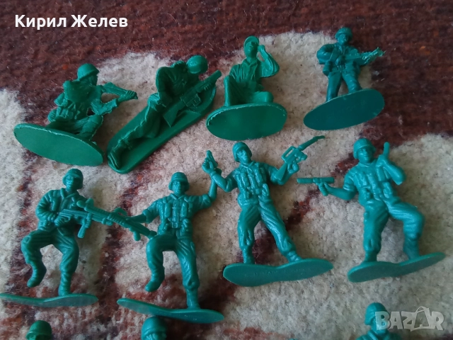 Войници пластмасови 12 броя 51737, снимка 2 - Колекции - 52105571