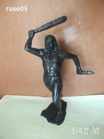 Фигура "Дивак с бухалка и нож"