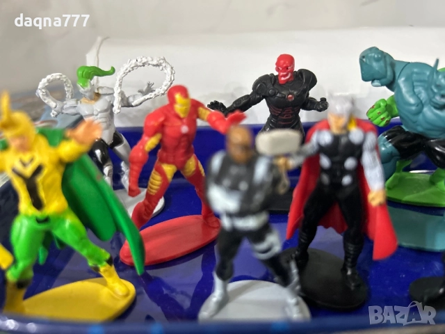 Книга Marvel с 10 фигурки, снимка 2 - Игри и пъзели - 52102296
