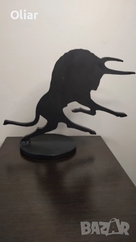 Много тежка, модернистична статуетка на бик. Метал.