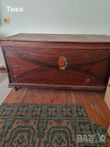 Старинен дървен скрин и черги 