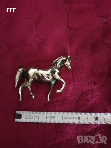 Месингова апликация на кон