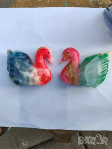Статуетки два лебеда от цветен мрамор. 