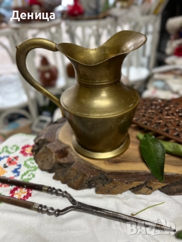 Месингова кана Индия Изящно извитата дръжка и плавно оформеният чучур придават на каната грацията на, снимка 3 - Други - 52598805