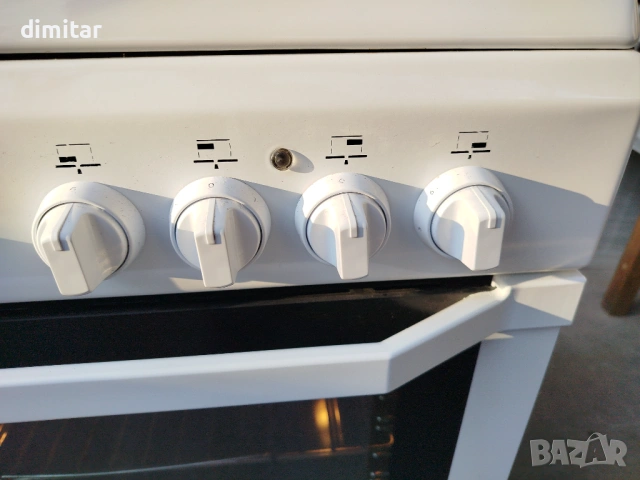 Свободно стояща готварска печка Indesit стъклокерамичен плот, снимка 7 - Печки, фурни - 54224143