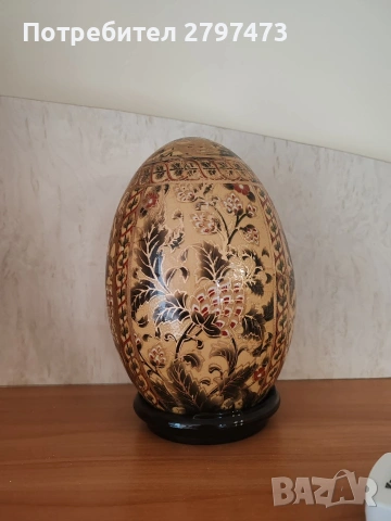 Ръчно рисувано порцеланово яйце.