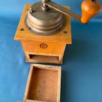 Ретро немска мелничка мелница дървена за мелене на кафе, снимка 3 - Антикварни и старинни предмети - 45143192