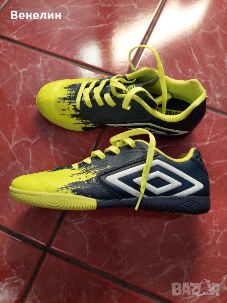 Футболни обувки за момчета Umbro почти нови, снимка 1
