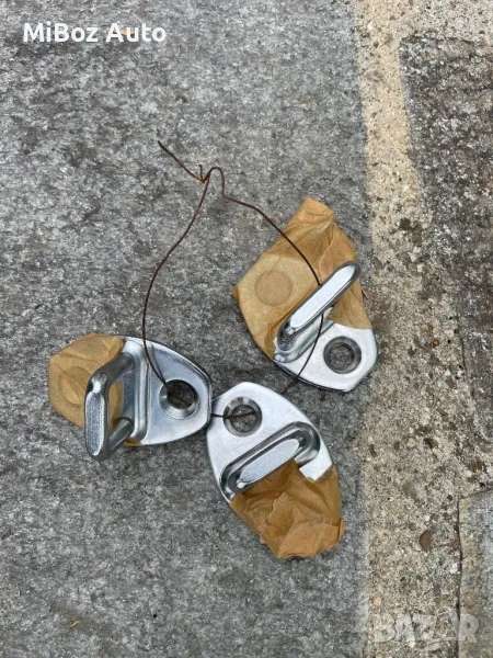 Насрещник врата Фолксваген Голф 5 VW Golf, снимка 1