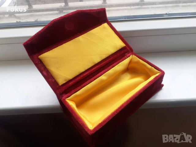 Луксозна подаръчна кутия червено кадифе - като нова, снимка 3 - Антикварни и старинни предмети - 53964917