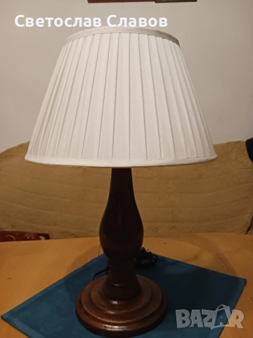 Масивна настолна лампа със стойка от стругован орех и красива шапка от плисиран текстил, снимка 2 - Настолни лампи - 52014992