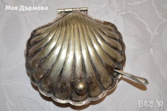 метална-стъклена старинна форма за черен хаивер