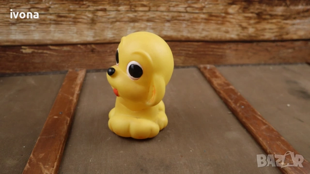 Малко, сладко, жълто гумено кученце-играчка