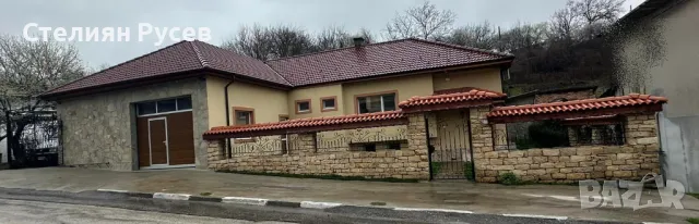 къща с гараж в село Калипетрово - цена 470 000лв - двор 1250кв, застроено 270кв ,2 етажа по 78кв, га, снимка 2 - Къщи - 49801259