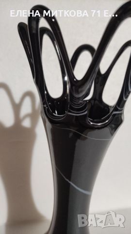 Красива черна  ваза от цветно стъкло с ажур в горната част, снимка 3 - Вази - 45803706