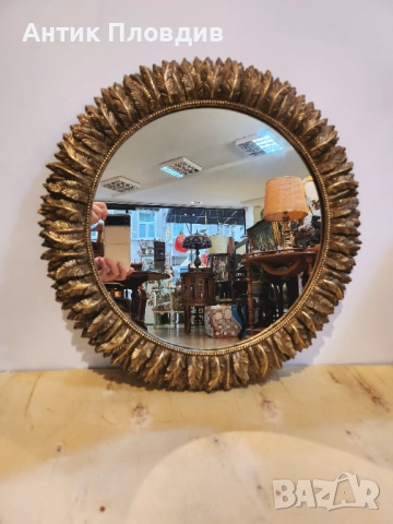 Кръгло декоративно огледало с орнаменти от полирезин