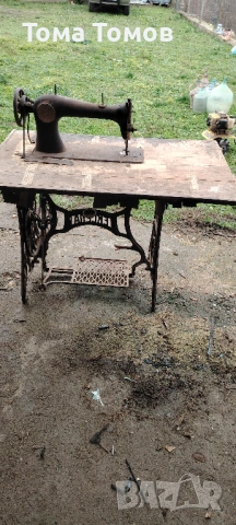 Две старинни шевни машини за реставриране.