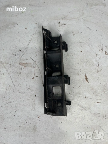 Държач предна броня ляв Фолксваген Пасат VW Passat b6, снимка 2 - Части - 54286039