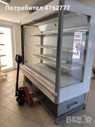 Продава се хладилна ветрина и метални стилажи