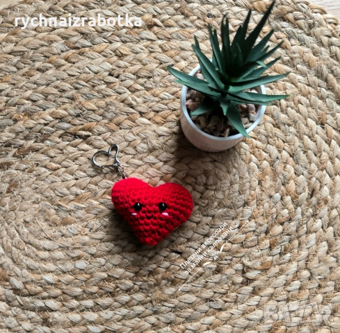 Плетен ключодържател Червено сърце, снимка 3 - Романтични подаръци - 54077418