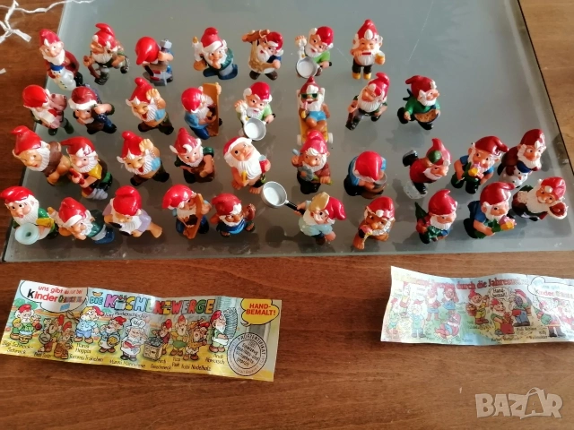 195 броя играчки от Kinder Surprise