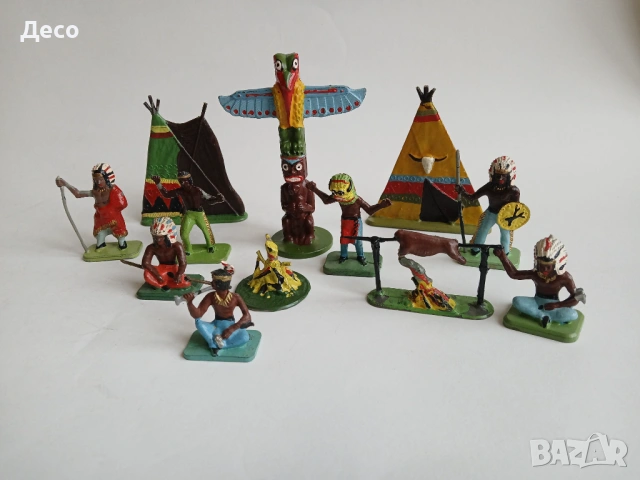Стари полски пластмасови фигурки индианци.