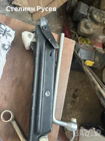 крик и ключ за джанти  за mercedes c class w203 25 лв общо ключ, оригинален крик без криво за Ц клас, снимка 1