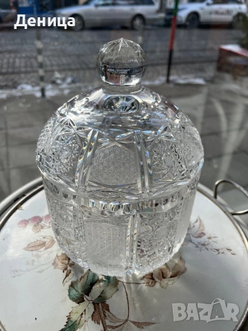 Бохемска кристална бонбониера Страхотна изработка, с много богата гравюра, която почти я покрива , снимка 3 - Аксесоари за кухня - 53117083