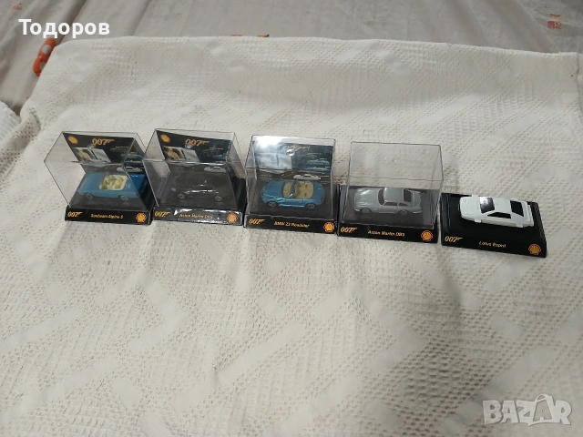 Лот мащабните модели колички James Bond
