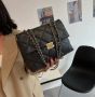Ватирана елегантна дамска чанта за през рамо 27х20см, снимка 1 - Чанти - 45559215