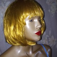 Нова карнавална перука тип каре в златист цвят , снимка 4 - Аксесоари за коса - 45088360