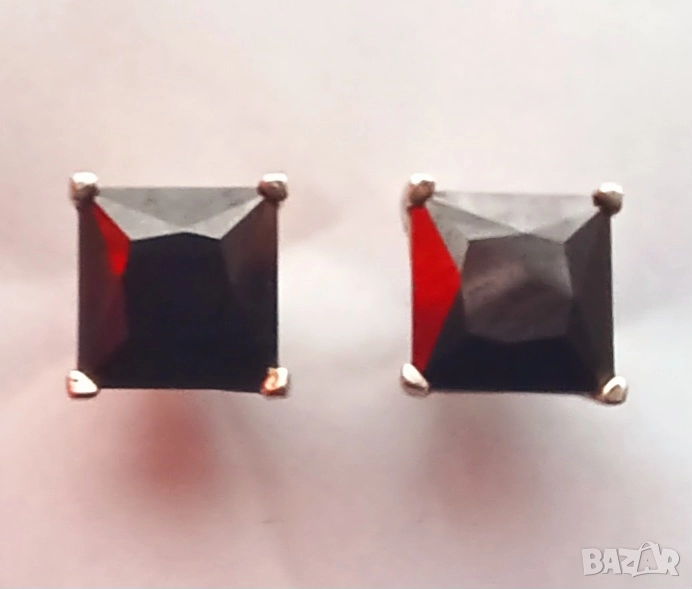 Сребърни обеци с тъмно червен камък., снимка 1