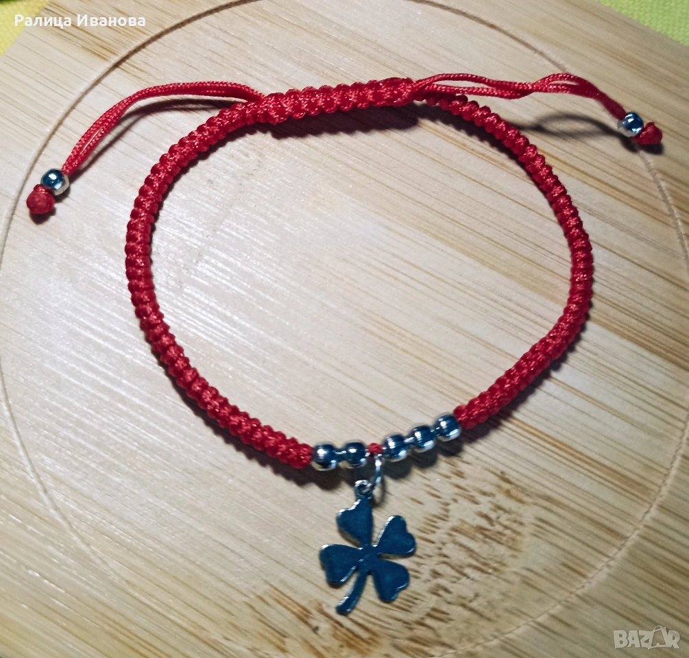 Дамска гривна с червен конец и детелина от стомана , снимка 1