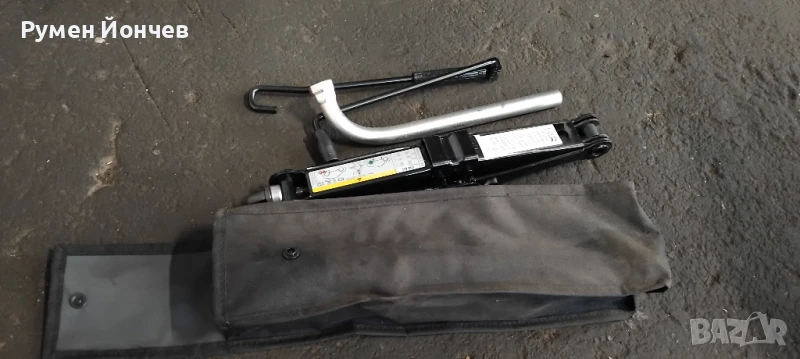 Комлект Крик с ключ за джанти  за Ауди А4 след 2012 г , снимка 1