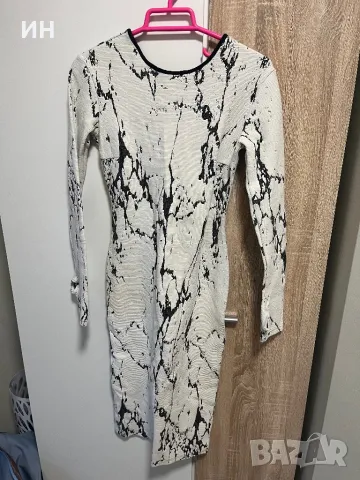 Еластична рокля с дължина до коленете