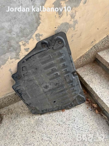 Кора под двигателя за Range Rover Evoque само за 100Eur. GJ32-6B629-AA, снимка 2 - Части - 53467910