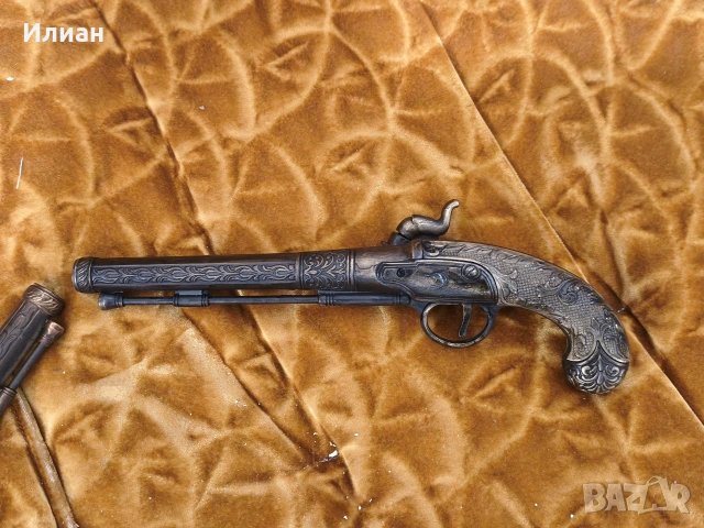 Декоративен комплект старинни пистолети, снимка 2 - Антикварни и старинни предмети - 53514715