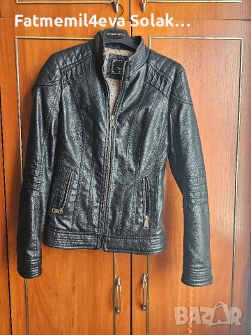 кожино яке има леки забележки по яката