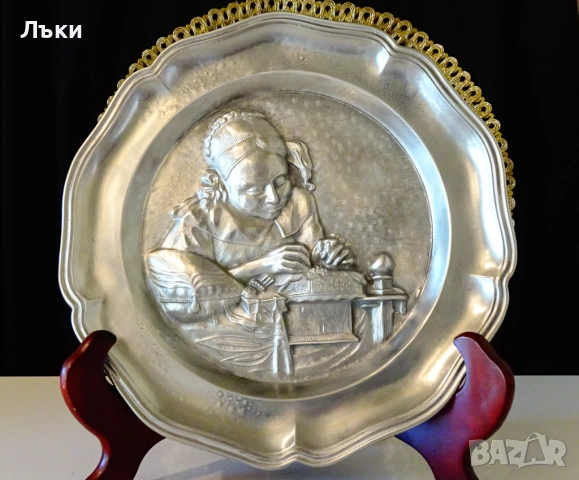 Калаена чиния с картина Плетачката на дантели. , снимка 3 - Антикварни и старинни предмети - 52282214