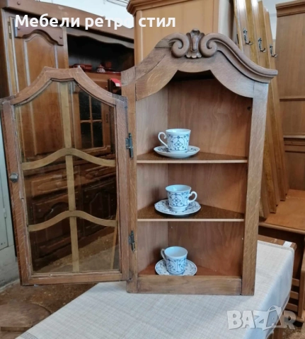 Красива ъглова витрина  от дърво, с декоративна дърворезба в горната част., снимка 5 - Шкафове - 52415443