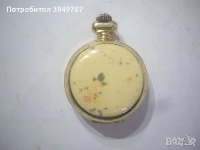 Позлатен малък джобен часовник.