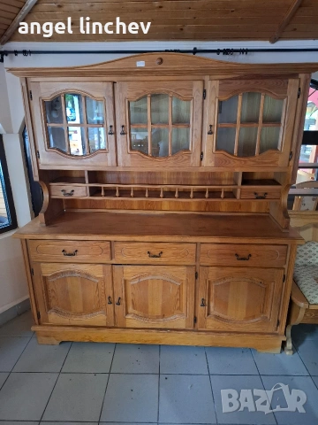много запазени мебели за трапезария или битова стая