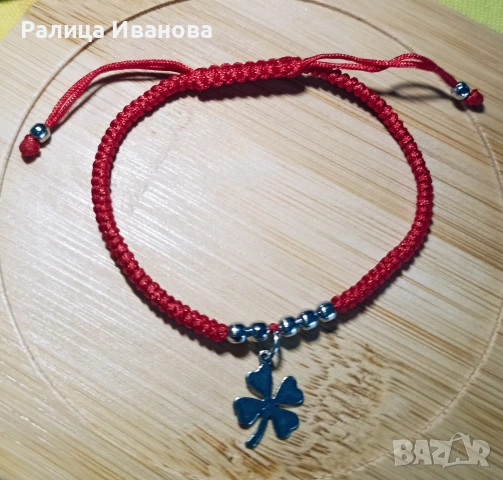 Дамска гривна с червен конец и детелина от стомана 