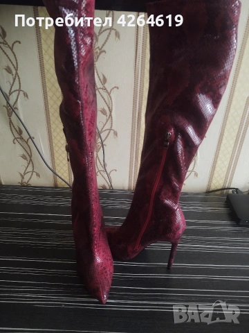 ПРИДАВАМ , ЕЛЕГАНТНИ ЧЕРВЕНИ ВИСОКИ БОТУШИ . ИНТЕРЕСНИ КАТО ЗМИЙСКА КОЖА , снимка 3 - Дамски ботуши - 53573885
