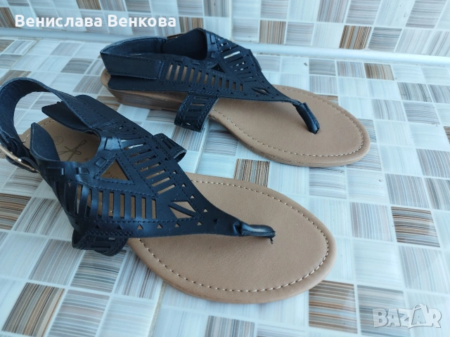 Дамски обувки номер 40 и 41. Сандали равни и нисък ток маратонки Адидас Adidas , снимка 4 - Сандали - 53969023