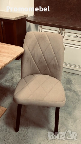 Нови трапезни столове с малки дефекти в тапицерията в светло кафяв цвят 